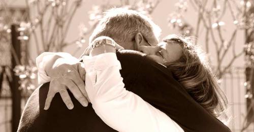 dos-personas-abrazandose-con-mucho-amor-perdon-180817