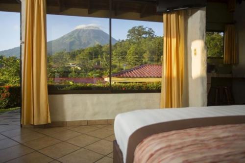 arenal-volcano-inn-deluxe-room-volcano-view