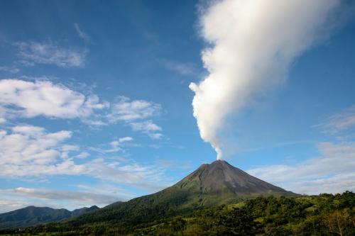 full-Arenal-Volcano-blowing-smoke