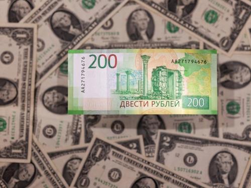 un-billete-de-200-rublos-junto-a-varios-de-dolar